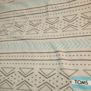 NWOT TOMS Polar Fleece Throw Blanket Gray Blue Geometric Design